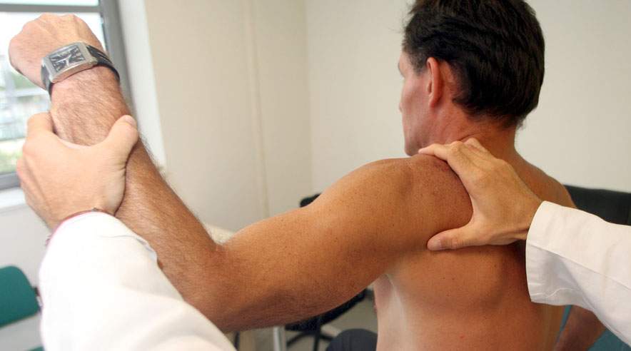 Hvis du døjer med arbejdsrelaterede smerter, så er der mulighed for behandling, hvis du har en sundhedsordning hos PensionDanmark eller Industriens Pension. (Arkivfoto)