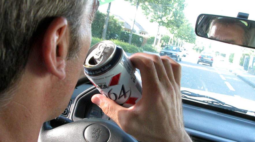 En slap alkoholpolitik på jobbet kan hurtigt blive en glidebane til fare for medarbejderne og andre i trafikken. (Foto: Colourbox)
