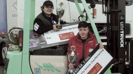 Vognmænd og andre transportfirmaer får overskud, når de ansætter lærlinge. Her er to transportlærlinge netop kåret som Danmarks bedste. (Foto: Messecenter Herning)