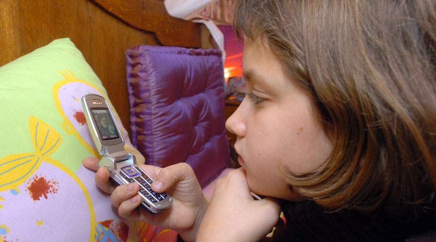 Små børn bør ikke have en mobiltelefon, mener familievejleder Lola Jensen. Hun råder til, at man venter med at give børnene en mobil til de er 10-11 år. (Foto: Colourbox)