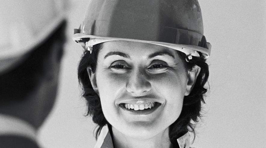 Selvom man er på arbejde, kan man godt tage sig et godt grin. Fortæl for eksempel sjove historier eller gå i barndom for en stund, lyder rådet fra latterekspert. 