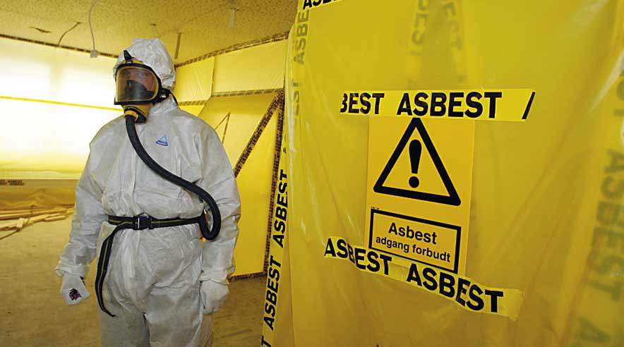 Ifølge De danske byggefagforeninger er mange udenlandske bygningsarbejdere i Danmark uden kendskab til regler om arbejde med asbest og kan derfor udsætte sig selv og omgivelserne for asbestfare. (Arkivfoto.)