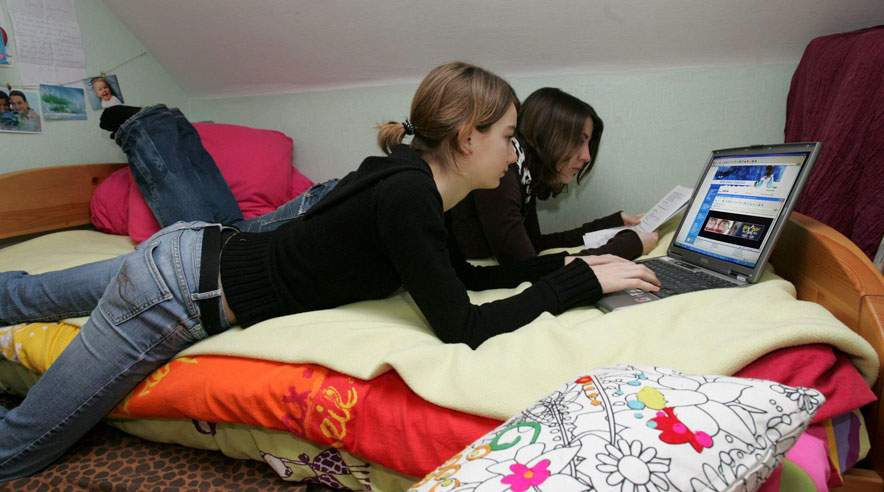 Hvis din hjemmeboende, 18-årige teenager tjener penge, så er der ikke noget galt i, at han eller hun spytter lidt i husholdningskassen, mener økonom og jurist Mette Reissmann. (Foto: Colourbox)