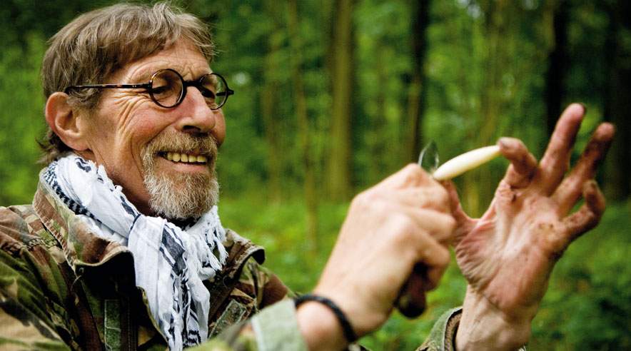 Steen Viggo Jensen overnatter mindst en gang om måneden i skoven, hvor kniven er et uundværligt værktøj. ((Foto: Morten Schärfe))