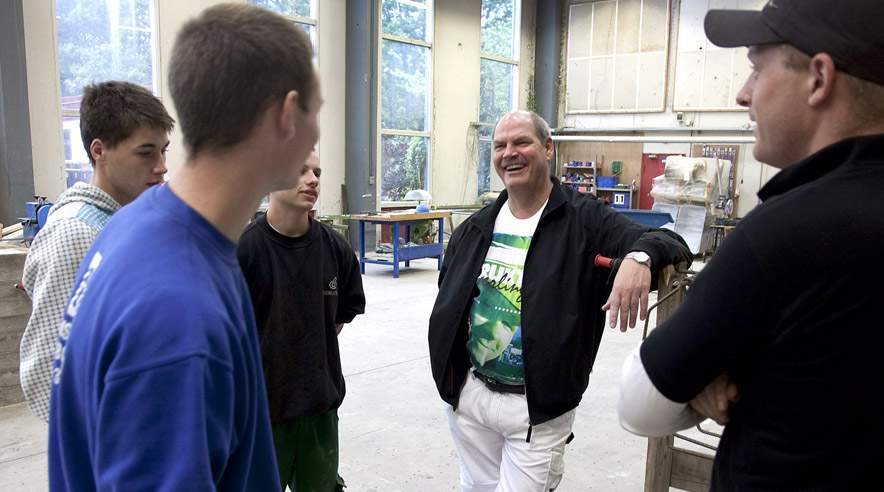 - Det er en katastrofe for de unge og for erhvervet, pointerer Socialdemokratiets gruppeformand og medlem af Uddannelsesudvalget Carsten Hansen, der fredag besøgte de unge på struktøruddannelsen på Fyn.