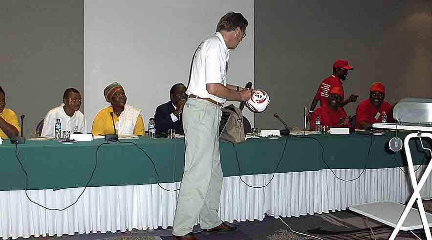 Blandt gaver og hilsner fra Sydfyn var også en DBU-fodbold, overrakt af den regionale programkoordinator Arne Skov Andersen.
