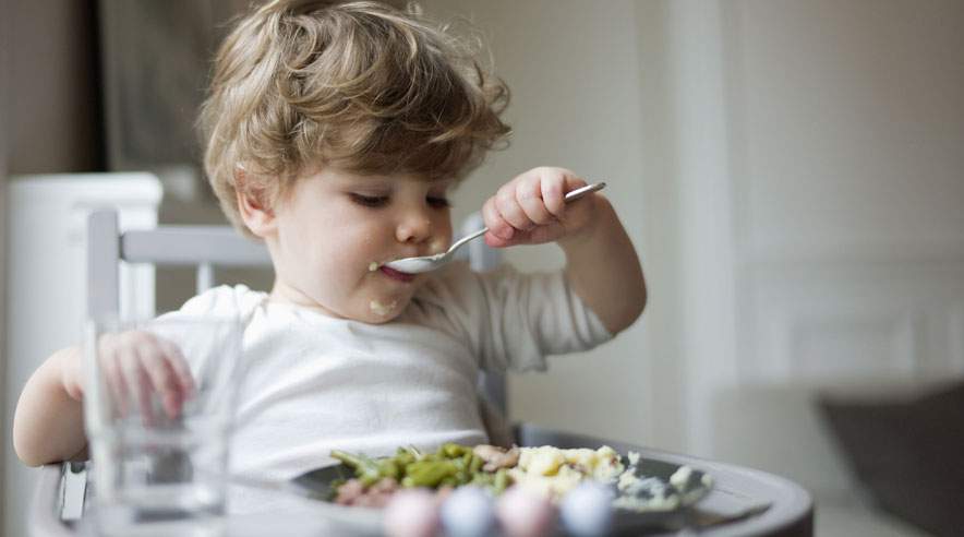 Det kan være en udfordring at få kræsne børn til at spise. Drop de søde mellemmåltider og sørg for, at maden ser indbydende og frisk ud.  (Foto: Colourbox)