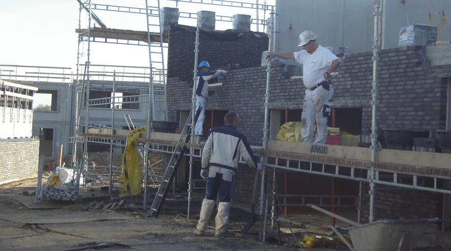 Murere og murerarbejdsmænd er tilbage på arbejde og i fuld gang med at færdiggøre en del af de i alt 250 rækkehuse, som skal udgøre Hørningparken.