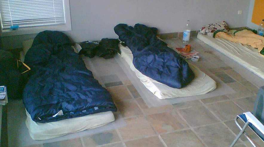 De tre polakker bor ulovligt i et industrikvarter under usle forhold. De sover på tynde skumgummimadrasser, der er smidt på et klinke-gulv i en industribygning.