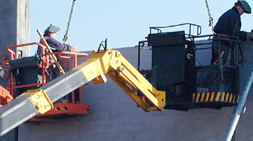 Arbejdstilsynet oplevede under kontrolaktionen halsbrækkende akrobatik fra en mandskabslift, som den på billedet. Arkivfoto.