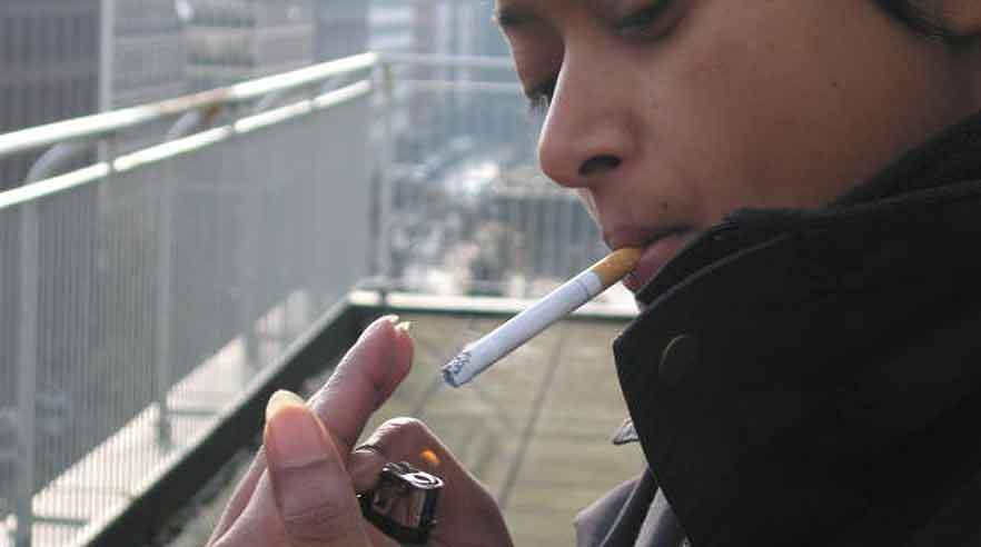 Fagbladets skrappe journalistpraktikant må en tur på terassen på 5. sal, når rygertrangen bliver for stor.  (Foto: Jesper Berg)