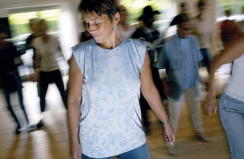 Line dancere i aktion. Politikerne er også gået i aktion for at skaffe job til udvalgte grupper af ledige. (Palle Peter Skov)