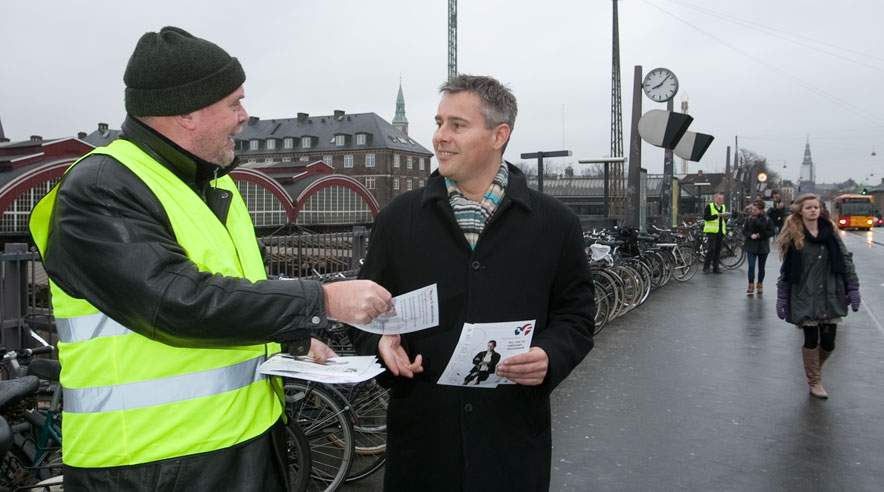 Politisk ordfører for Socialdemokraterne, Henrik Sass Larsen, får lidt inspiration på vej til Folketinget.
