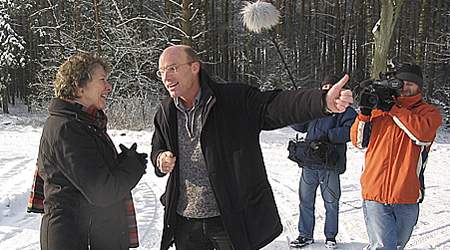 Margrethe Auken i samtale med Tom Axelgaard, der er direktør for Polen Invest A/S, der ejer de kontroversielle svinefarme i selskabet Poldanor. Margrethe Auken var i februar den første EU-parlamentariker på besøg i det område af Polen, hvilket lokale medier dækkede intenst.