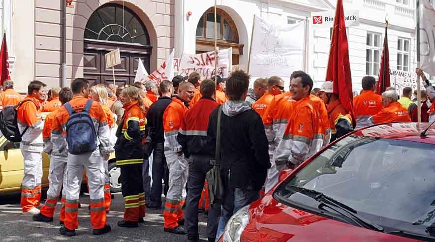 4.000 redderne hos Falck skal have ny overenskomst. Der forhandles i øjeblikket. I 2007 endte det i konflikt. Her markerer reddere sig foran forligsinstitutionen i maj 2007. (Arkivfoto: Harry Nielsen)