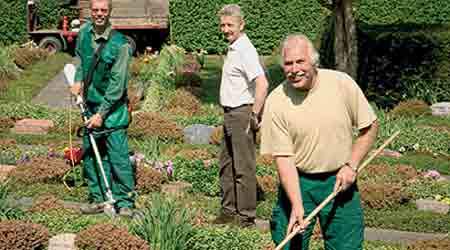 Den virkelige forklaring på overledigheden blandt 55-59 årige er, at arbejdsgiverne fravælger de ældre ledige, mener 3F. På billedet ses ældre medarbejdere, der er i job på Gladsaxe Kirkegård. (Arkivfoto: Søren Zeuth)