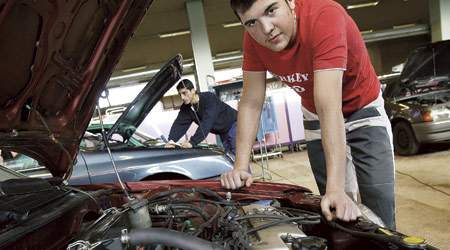 Det private erhvervsliv tager det store slæb med at uddanne elever og lærlinge.