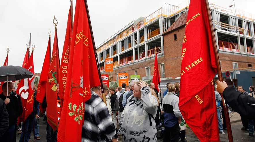 Omkring 4-500 demonstranter fra hele det faglige landskab fyldte godt på Amager Fælledvej, der var afspærret i omkring halvanden time. Foto: Harry Nielsen. 