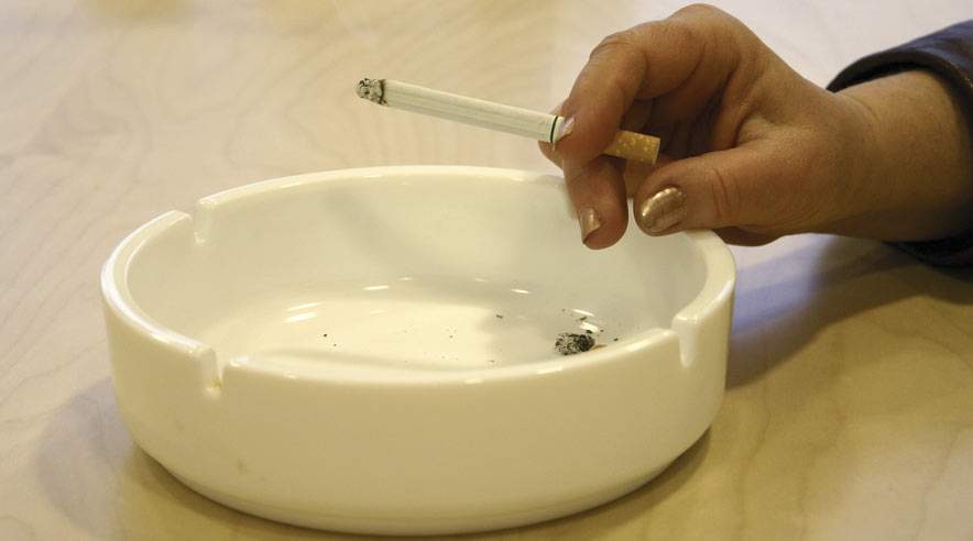 Et EU-direktiv siger, at det er arbejdsgiverens pligt at sørge for gravide medarbejderes sund- og sikkerhed. Men i virkelighedens verden ender det tit med et besøg hos lægen og en sygemelding, fordi arbejdsgiveren ikke vil eller kan tilbyde et røgfrit job.
 (Arkivfoto)