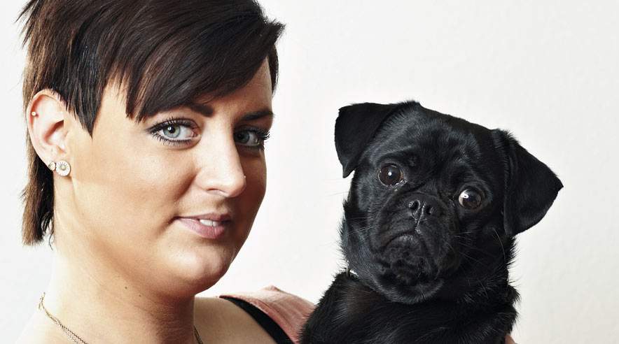 En ulykke på fritidsjobbet knuste drømmen om et liv som frisør for 21-årige Vicky Piilgaard, der her ses sammen med hunden Basse. (Foto: Henrik Bjerregrav)