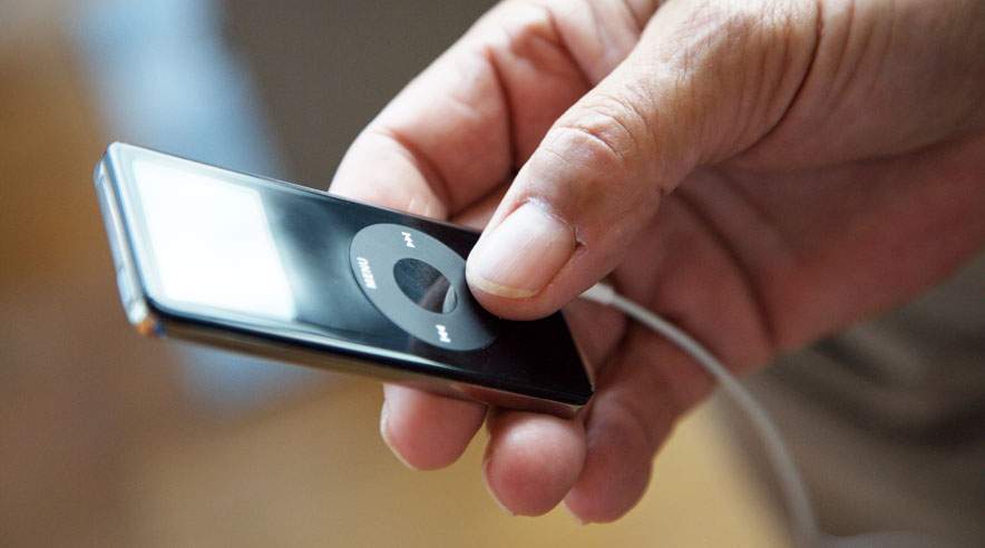 Du kan nemt låne musik fra biblioteket via hjemmesiden Bibzoom og lægge den over på din mp3-afspiller. Bare ikke, hvis du har en iPod. (Foto: Colourbox)