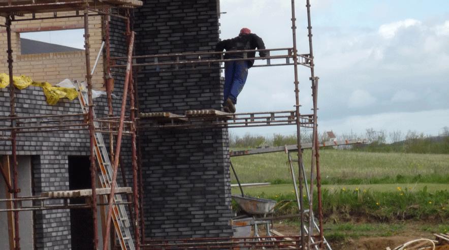 Tre polakker arbejdede på dette uforsvarlige og ulovlige stillads, som de siden fik travlt med at tage ned igen. ( Foto: BAT Århus.)