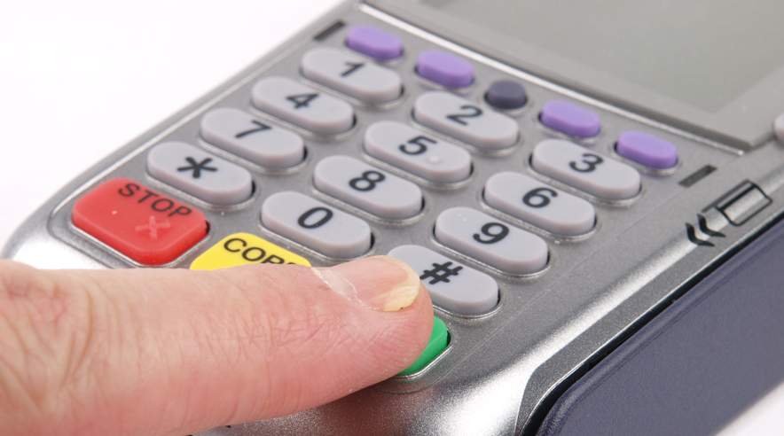 Det er ikke altid, man lige husker at tjekke beløbet, inden man trykker godkend, når man er på ferie. Men det er en god ide at gøre det - så man undgår at betale mere, end man skulle. (Foto: Colourbox)