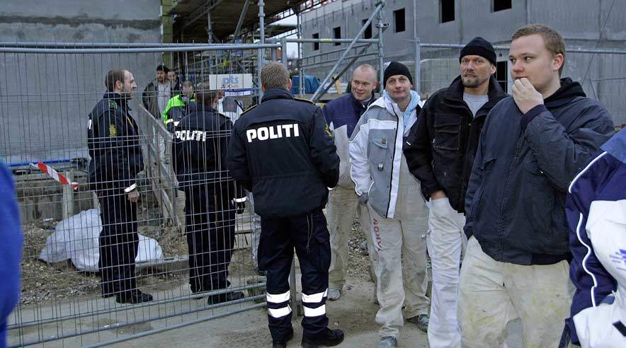 Ledige københavnske murere og murerarbejdsmænd forhindrede fredag morgen otte tyske håndværkere at komme ind på byggepladsen i Glostrup.  (Foto: Harry Nielsen)