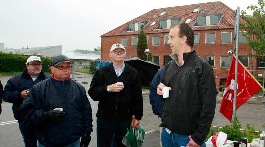 Mogens Larsen fra TIB Nordøstsjælland (th) foran det tidligere Skævinge rådhus. Han har meldt det polske firma CKJ til politiet for manglende registrering i RUT-registret. Foto: Harry Nielsen.