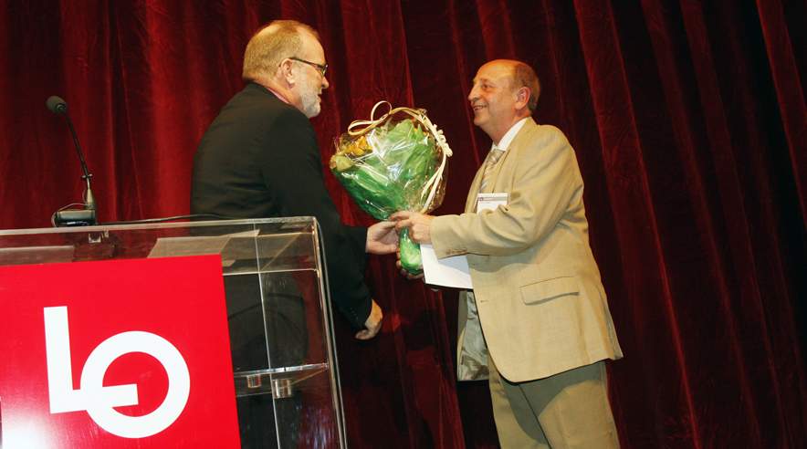 - Arne Junker har sørget for, at mere end 100 kolleger har gennemført et danskkursus. Og han er gået forrest for at sikre, at hans kolleger ikke blot fyres i lavsæsonen - de afspadserer eller går på uddannelse, sagde LO's formand, Hans Jensen ved overrækkelsen af LO's studie- og rejselegat. (Foto: Harry Nielsen.)