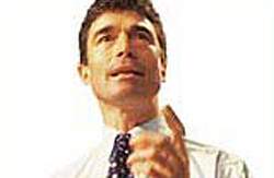 Anders Fogh Rasmussen vil spare 180 millioner kroner ved at fjerne portostøtte til uge- og månedsblade. I stedet kan bladene bruge internettet., mener statsministeren.