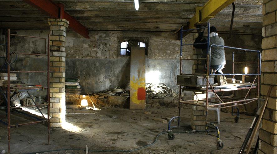 Ifølge myndighederne er der fare for, at den ene gavl kollapser, og at nogle af bygningens bærende stålsøjler er så gennemtærede, at de knækker.