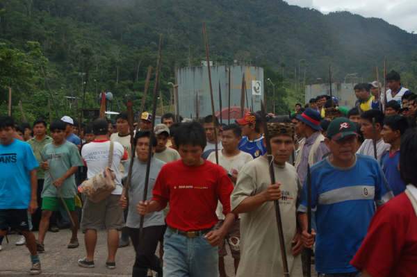 Indianere i protest mod regeringens politik i Perus Amazonas. ILO kritiserer Perus regring og opfordrer til en fredelig løsning på konflikten. (Amazonaswatch)