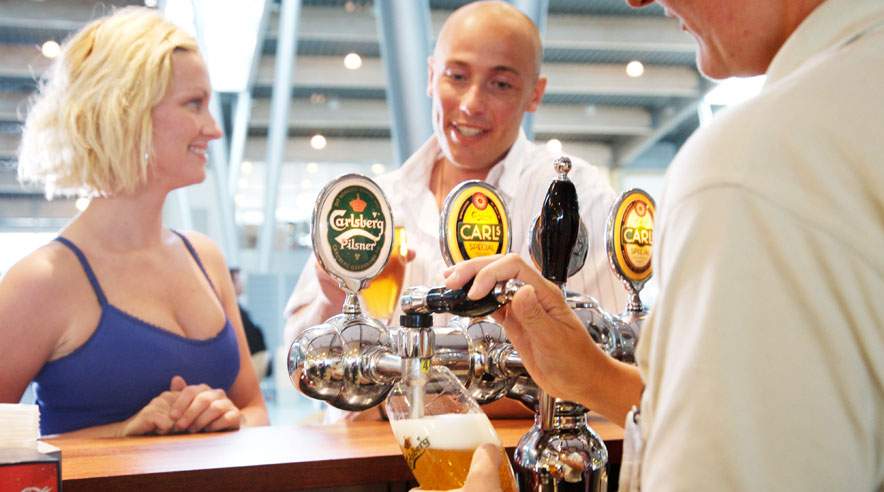 Politiet har ikke tid til at håndtere anmeldelser, når unge arbejder ulovligt i det århusianske restaurationsliv. ((Arkivfoto: Colourbox))