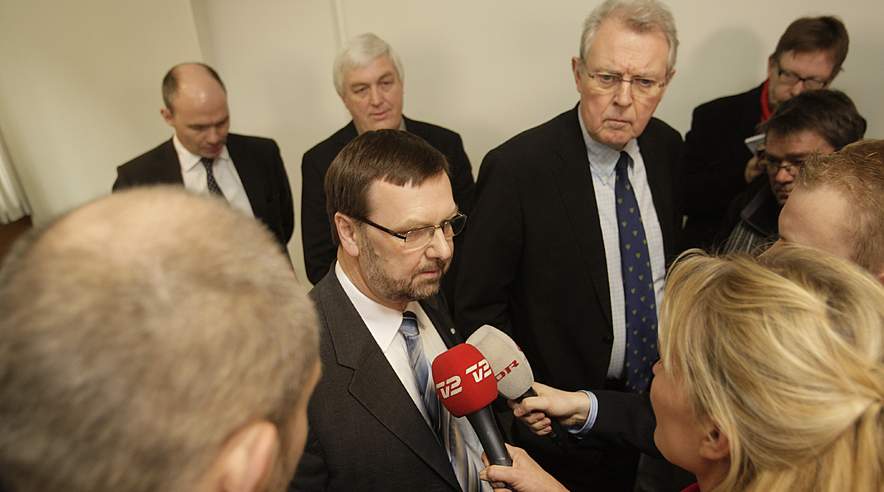 Topforhandlerne fra CO-industri Thorkild E. Jensen og Børge Frederiksen (i baggrunden) og DI's administrerende direktør Hans Skov Christensen. (Foto: Harry Nielsen)