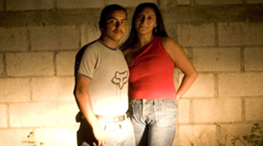 21-årige Jairo Mendez og 26-årige Clara Perreccaranca fortæller om forfærdende forhold på cementfabrikken i Guatemala. Ingen tør melde sig ind i en fagforening af frygt for at blive fyret, fortæller Clara. (Foto:Søren Zeuth)