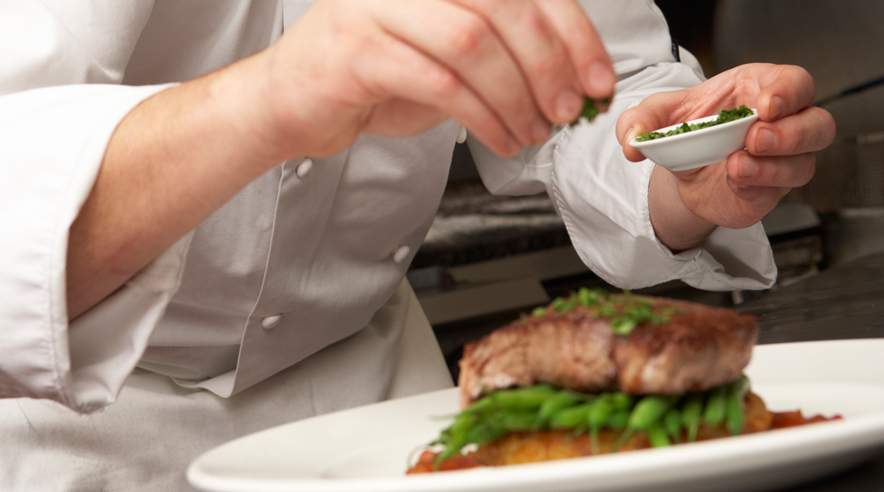 En 22-årig kok på Vejlegården blev presset til at sige op. (Arkivfoto: Colourbox)