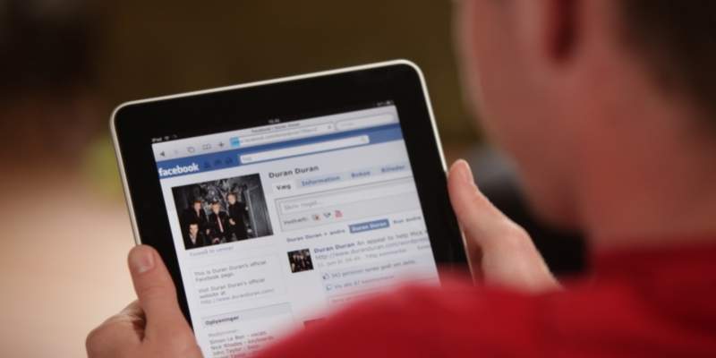 Facebook i arbejdstiden er umuligt for flere ansatte. Arbejdsgiverne lukker for adgangen. (Foto: Colourbox)