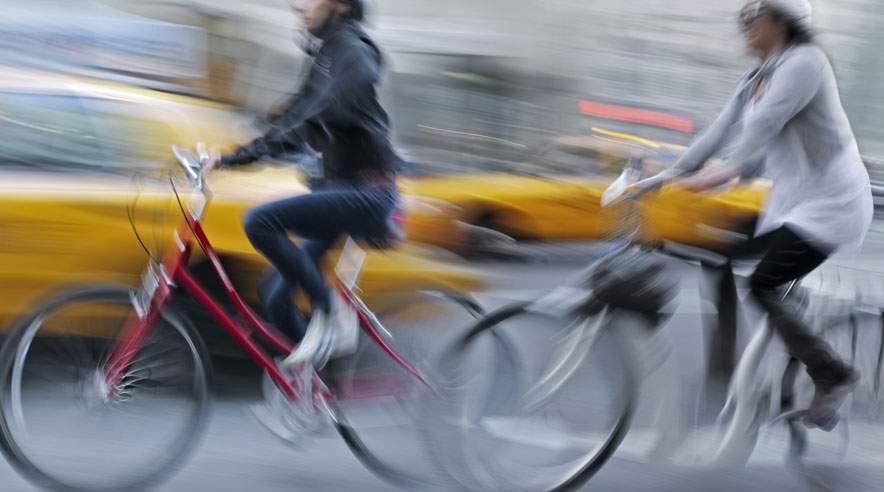 Man kan nemt blive svedig efter en tur på jernhesten. Hvis du vil undgå at dryppe af sved, når du når frem til arbejde, så sørg blandt andet for at sætte farten ned de sidste fem minutter af turen. (Foto: Colourbox)