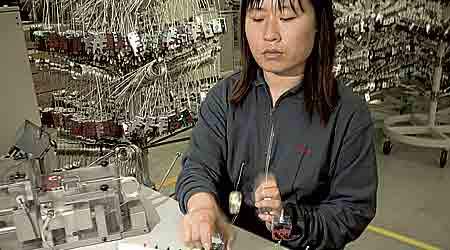 Danfoss i Nordborg er en af de danske virksomheder, der flytter produktion til Kina. Men der tages hensyn til, at de kinesiske arbejdere skal have et ordentlig arbejdsmiljø. (Foto: Søren Zeuth)