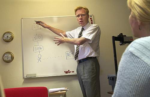 Advokat Henrik Karl Nielsen: - - Alt tyder på, at Robert Jensen har været udsat for ulovlig konkurrenceforvridning fra de kommunale aktiveringsprojekter.