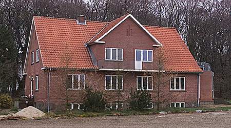 Jørgen L. Tørnæs og Ulla Tørnæs ejendom ved Holstebro, hvorfra driftschef Janis Kalnietis ifølge Jørgen L. Tørnæs skulle være fyret i lørdags. Men mandag formiddag havde Janis Kalnietis endnu ikke modtaget nogen fyreseddel fra sin arbejdsgiver. (Morten Overgaard/Polfoto)