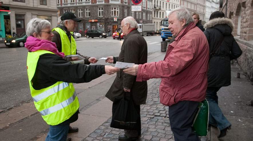 Næstformand Jane Korczak var på gaden for at dele flyveblade ud til morgentravle danskere i protest mod regeringens skattereform.