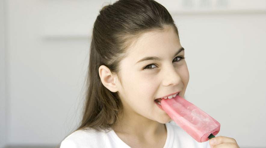 Afgifter på sukker, mælk og fløde er en af grundene til, at ispriserne er steget. Snart vil en ny fedtafgift også skubbe prisen på isen op. (Foto: Colourbox)