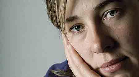 - Skrub over i kostalden med dig, lød det fra landmandskonen, når Evita Nummure klagede over sine elendige løn- og arbejdsforhold. I dag arbejder hun under ordnede forhold på et hotel i Billund. (Arkivfoto: Palle Peter Skov.)