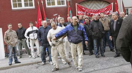 Danske bygningsarbejdere må ofte tage affære, når østeuropæske kolleger ikke har ordnede forhold. EU mener ikke, at EU-udvidelsen skaber nævneværdigt opres på arbejdsforhold.