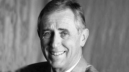 Transportminister Flemming Hansen (K) foretog et hastigt tilbagetog i sagen om at lade estiske, litauiske ogtjekkiske chauffører køre indenrigskørsel i Danmark .