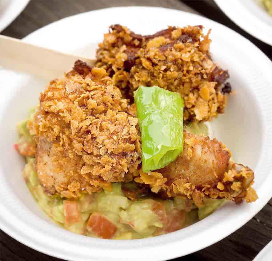 Crispy kylling med cornflakes og guacamole - som Nikolaj Kirk serverede den for murerne på Amager.