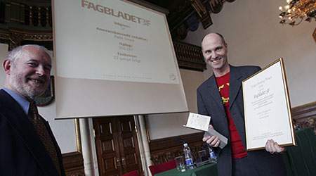 Fagbladet 3F modtog tidligere på året  Anders Bording-prisen (der uddeles blandt fagtidsskrifter i Danmark) for sin journalistiske gennemslagskraft og for at være en rollemodel for andre fagblade. På billedet modtager Fagbladets redaktør Palle Smed (th) prisen fra dommerkomiteens formand Svend Erik Pedersen. 
Om Cavling-prisen konkurrerer Fagbladet 3F mod både dagblade og tv-stationer. (Arkivfoto: Harry Nielsen)