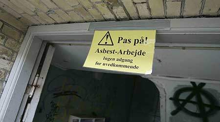 Torsdag morgen var danske bygningsarbejdere (med den nødvendige uddannelse) i gang med at rengøre trappeopgangen til baghuset, så der atter kan skabes adgang til husets andre etager, hvor der blandt andet er musikøvelokaler og mødelokaler. ( Foto: Harry Nielsen)